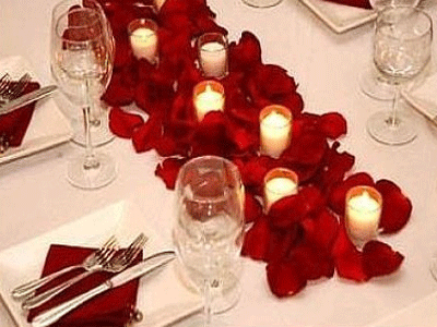 valentines-day-decor-table-flowesr-petals-decoration