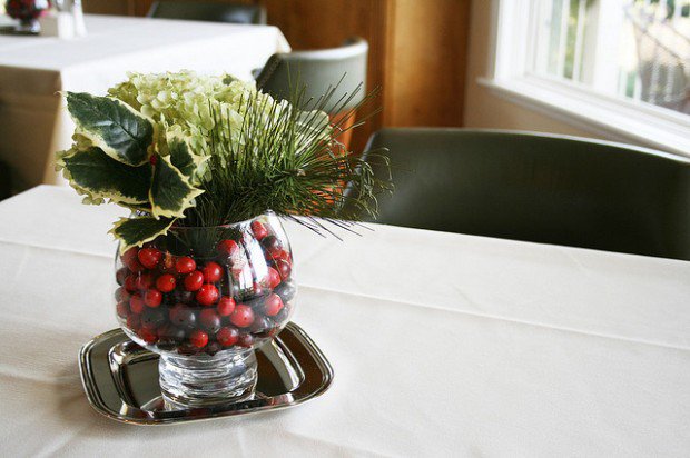 19-simple-and-elegant-diy-christmas-centerpieces-3-620x412